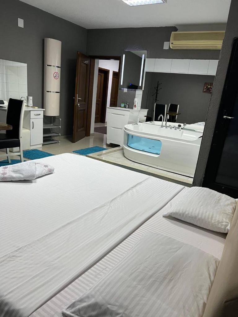 Family White Hotel photo 4