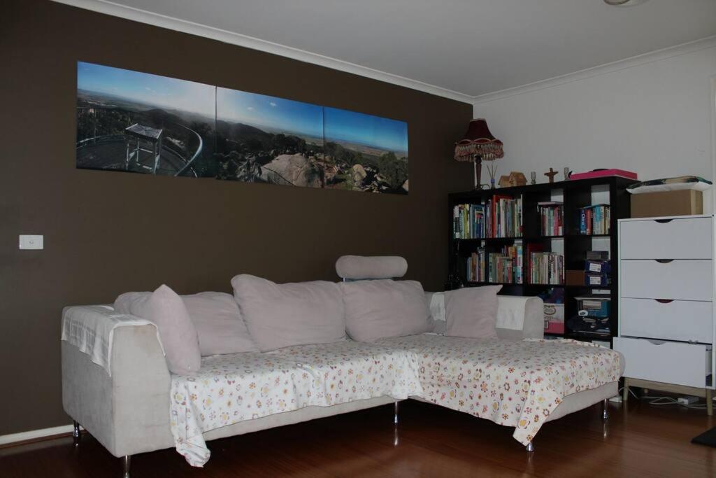 Walk to train station, cosy house +treadmill … photo 3