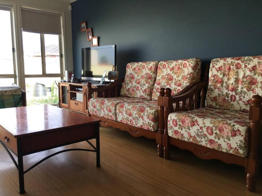 Walk to train station, cosy house +treadmill … photo 4