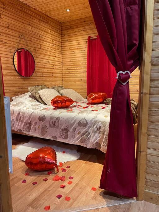 Romantique chalet avec sauna et jacuzzi extérieur photo 4