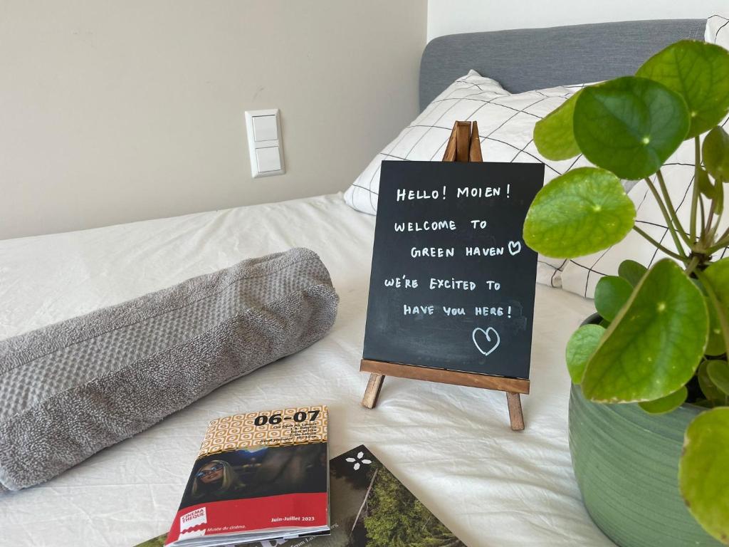 Green Haven - Guest Room in Mid Century Modern Homestay Apt Luxembourg