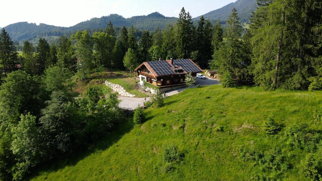 Idyllisches Berg-Chalet mit Panoramablick photo 2