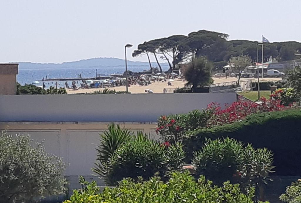 à moins de 100 m de la plage à pied photo 1