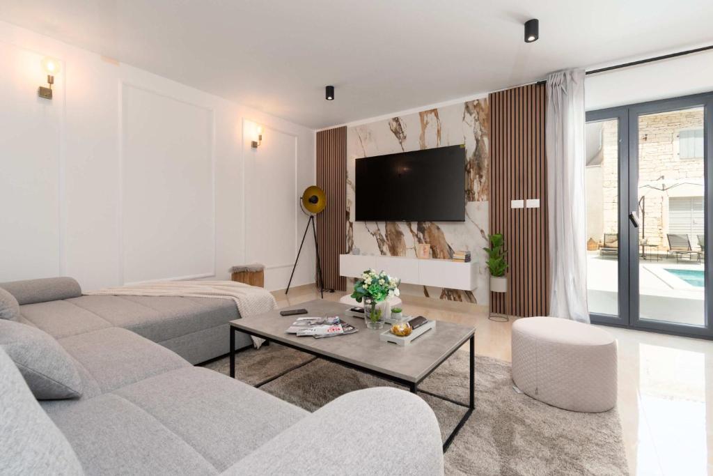 Villa Simone - Designer - Modern & Heritage Mix - Enclosed - Office photo 4