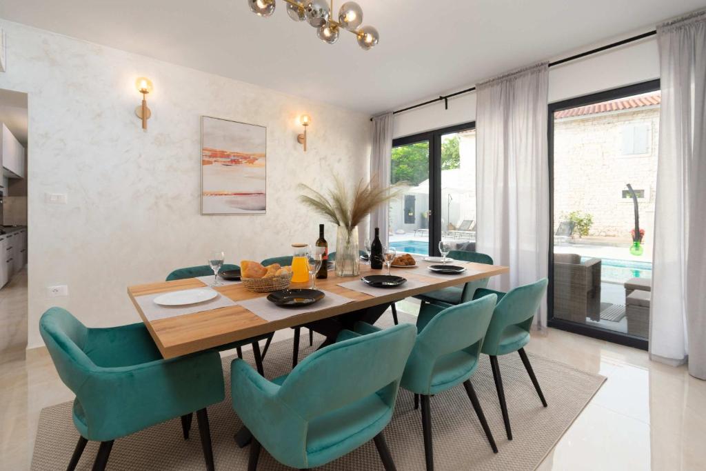 Villa Simone - Designer - Modern & Heritage Mix - Enclosed - Office photo 1