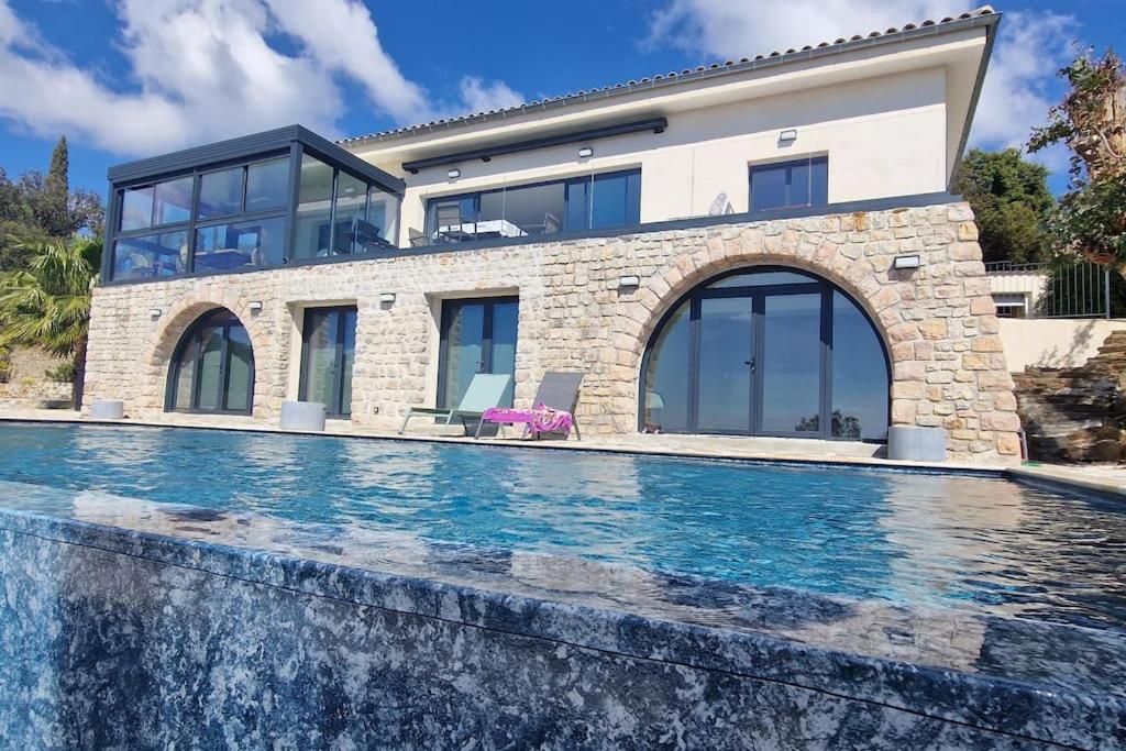 Splendide villa vue mer 180° à 500 m de la plage photo 3