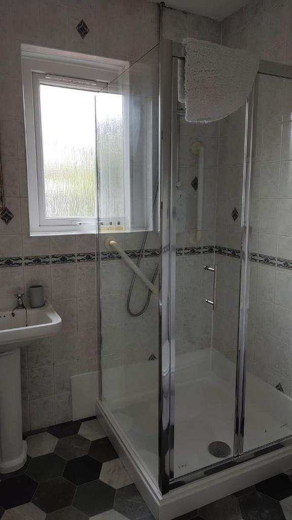 Superior three bedroom house with sea view - Tap to explore photos