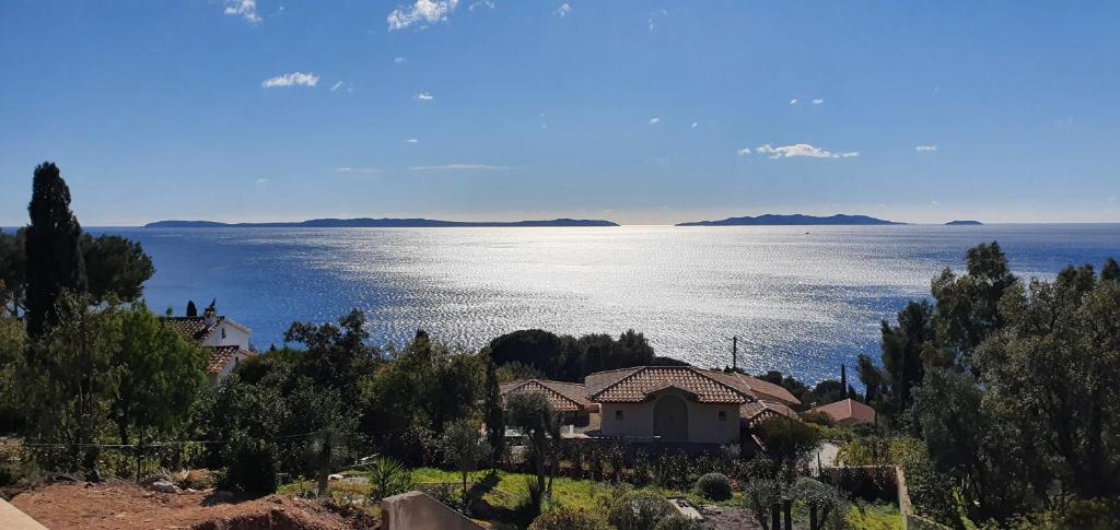 Splendide villa vue mer 180° à 500 m de la plage photo 2