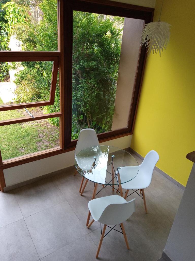 casita moderna frente al bosque photo 2