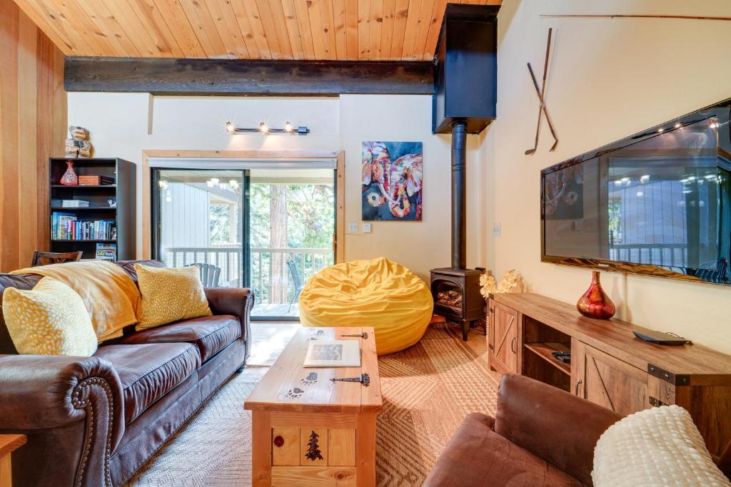 Convenient Kings Beach Condo 1 Mi to Lake Tahoe! photo 3