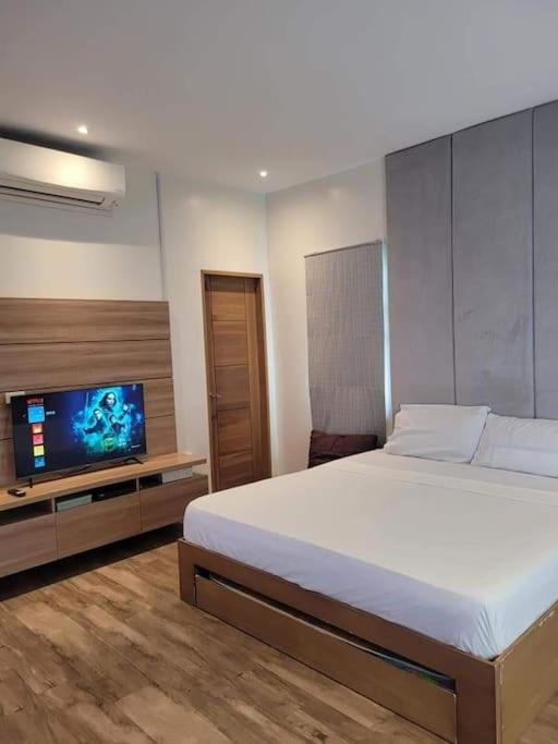 Lux 7 Pool Villa Mactan photo 1