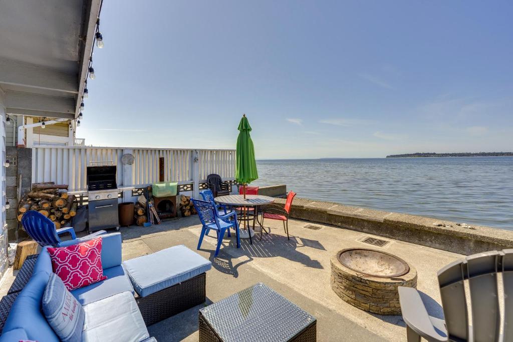 Waterfront Birch Bay Cabin Beach Access and Sunsets photo 1