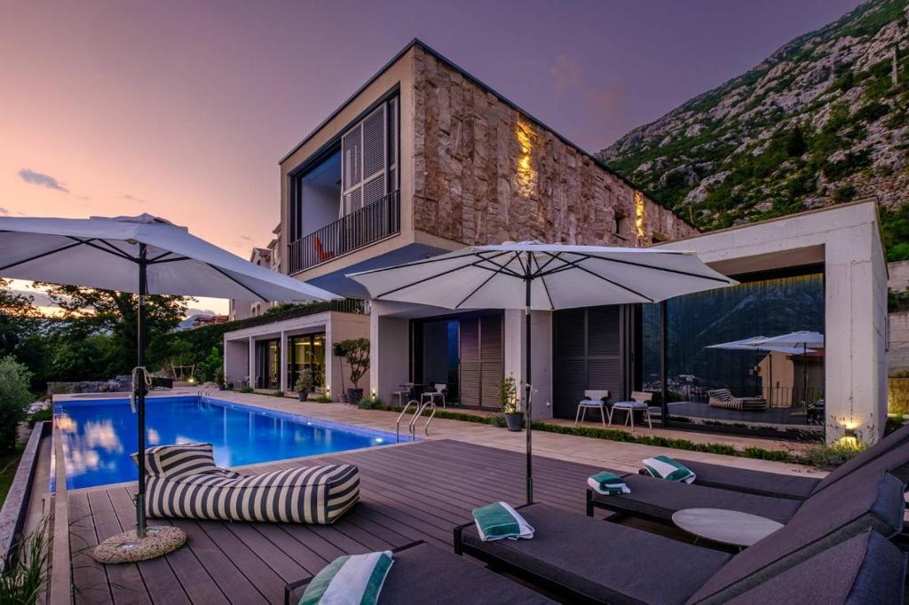 New luxury villa with 17m pool and bay view