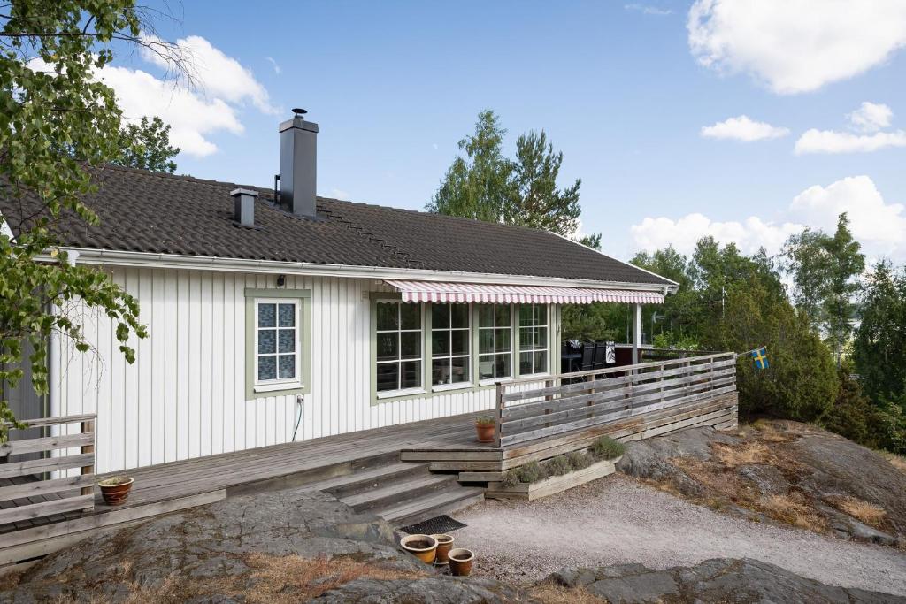 Beautiful house next to Burvik Golf of a high standard with a lake view photo 1