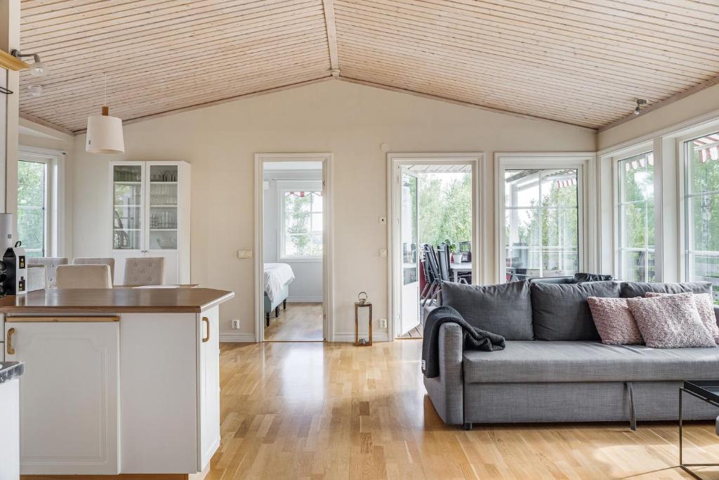Beautiful house next to Burvik Golf of a high standard with a lake view photo 3