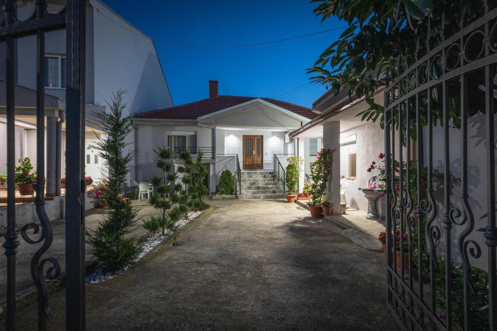 Guest House - Axios photo 1