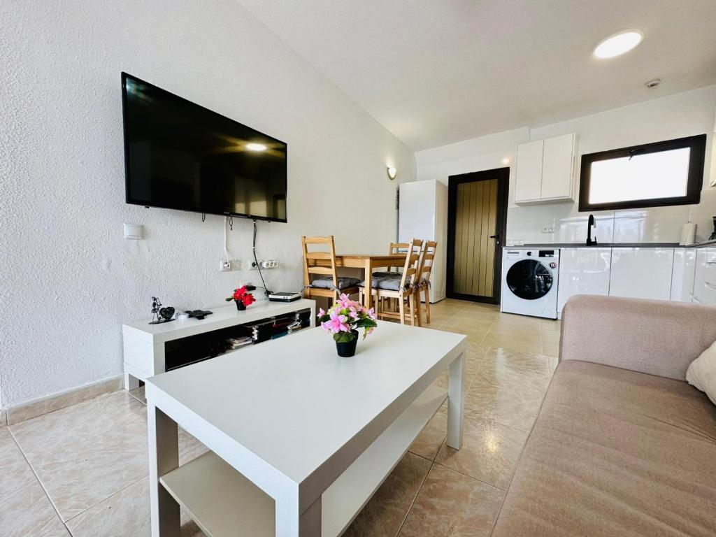 Ocean Front Cozy 2 Bedroom, 3 beds SPACIOUS- Netflix, POOL, Beach Lift & Fast WIFI photo 4