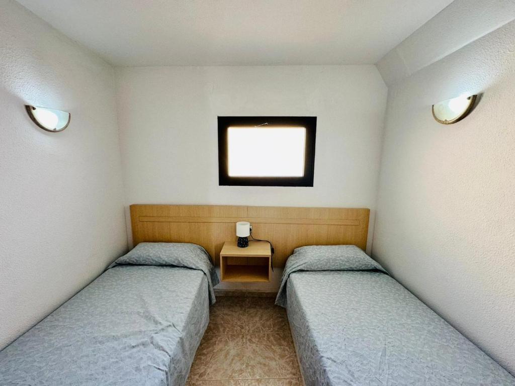 Ocean Front Cozy 2 Bedroom, 3 beds SPACIOUS- Netflix, POOL, Beach Lift & Fast WIFI photo 3