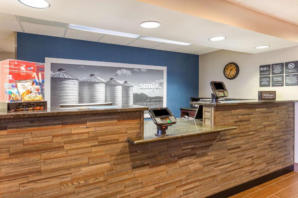 Hampton Inn Cedar Rapids photo 2