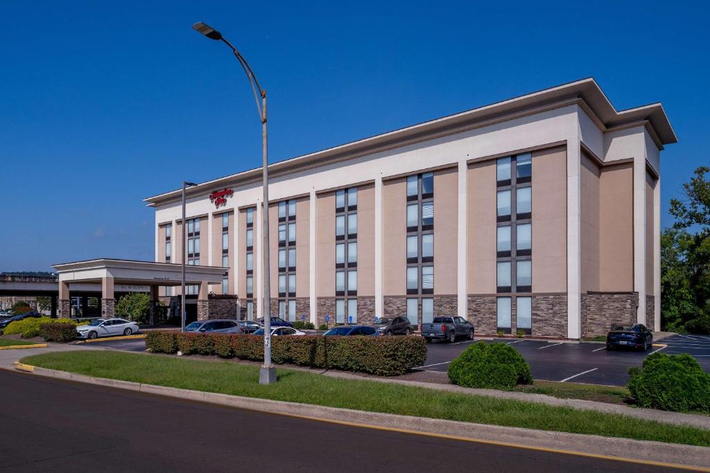 Hampton Inn Charleston-Downtown image
