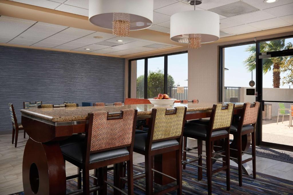 Hampton Inn Eagle Pass photo 4