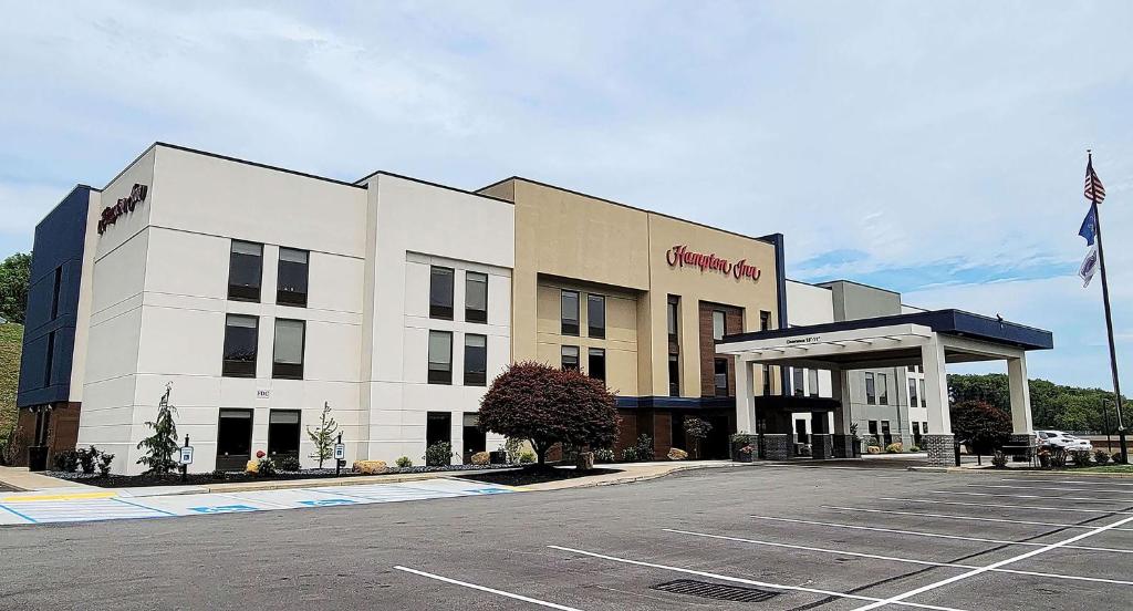 Hampton Inn Greensburg image