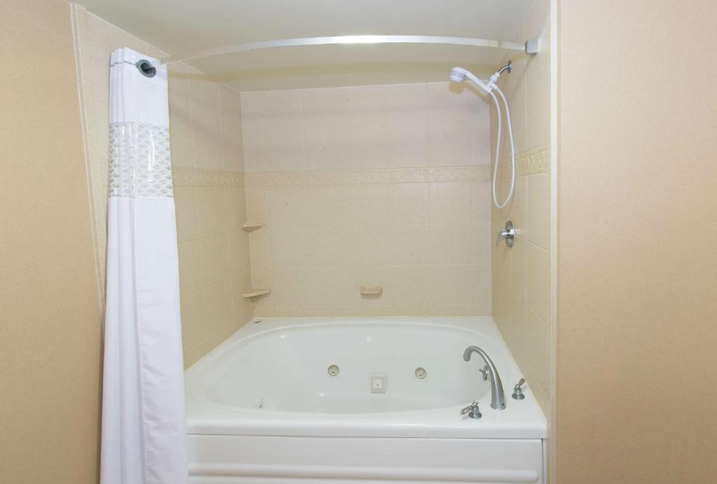 Hampton Inn Suites Scottsboro - Tap to explore photos