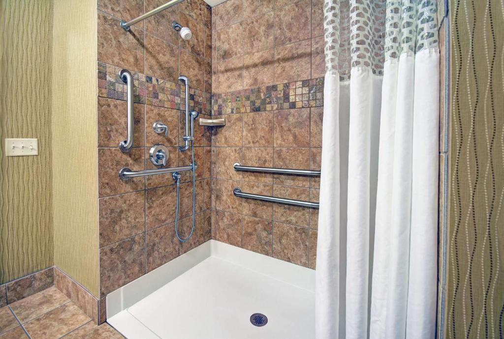 Hampton Inn by Hilton Beloit - Tap to explore photos