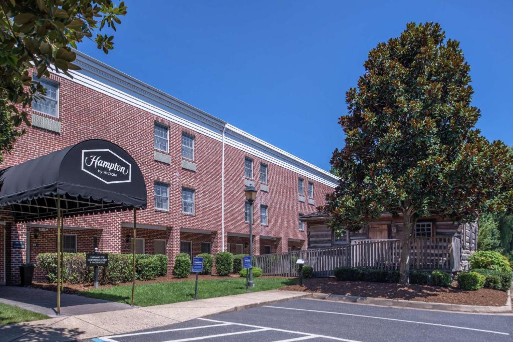 Hampton Inn Lexington-Historic District image