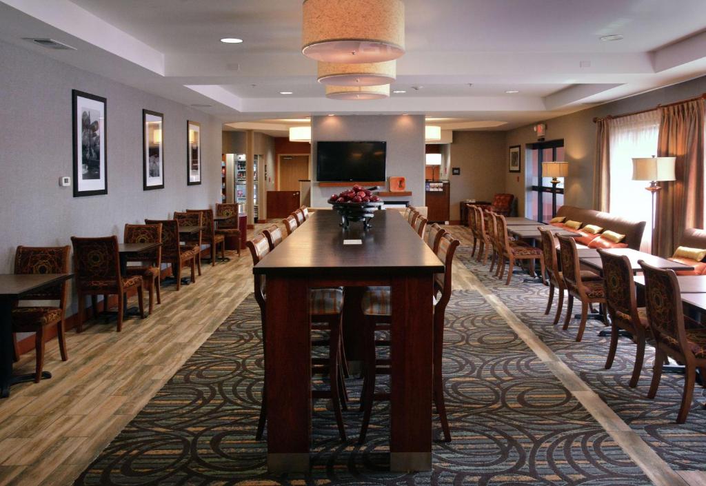 Hampton Inn Medford image