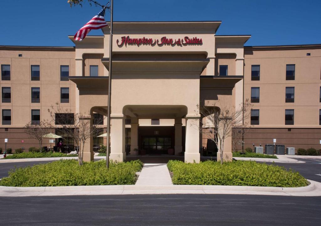 Hampton Inn & Suites Woodstock, VA image