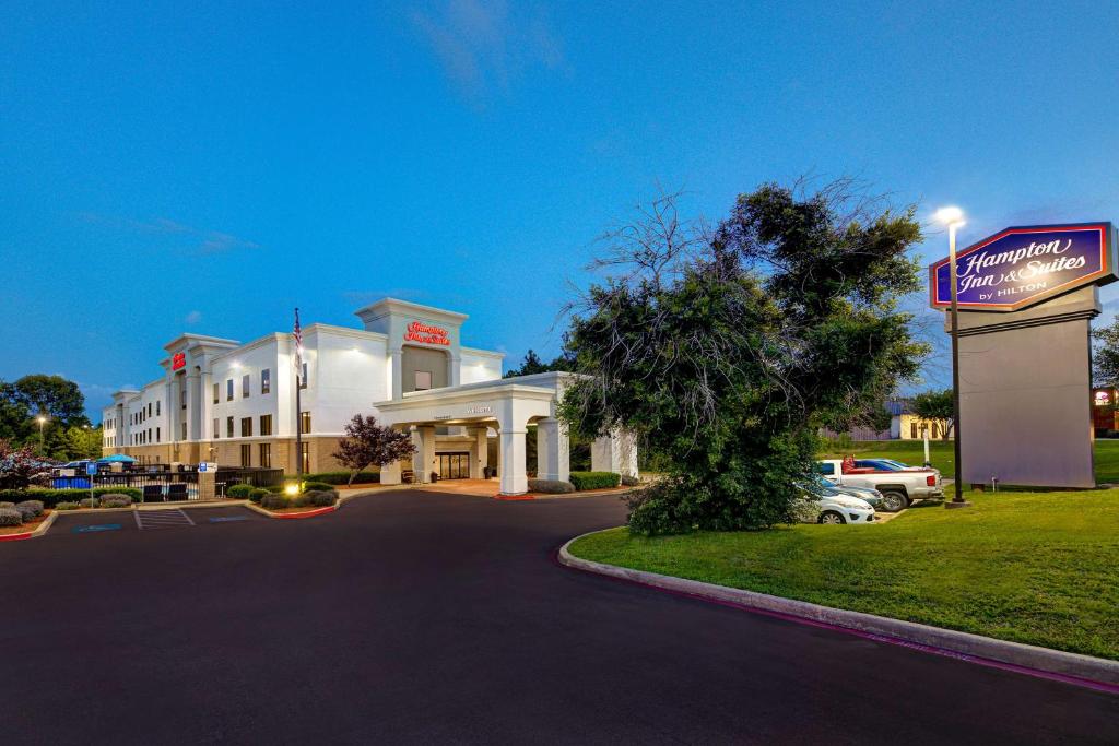 Hampton Inn & Suites Nacogdoches photo 1