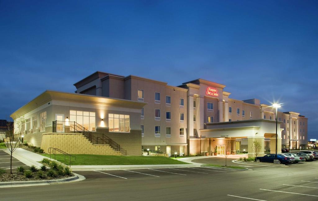 Hampton Inn & Suites Rochester-North image