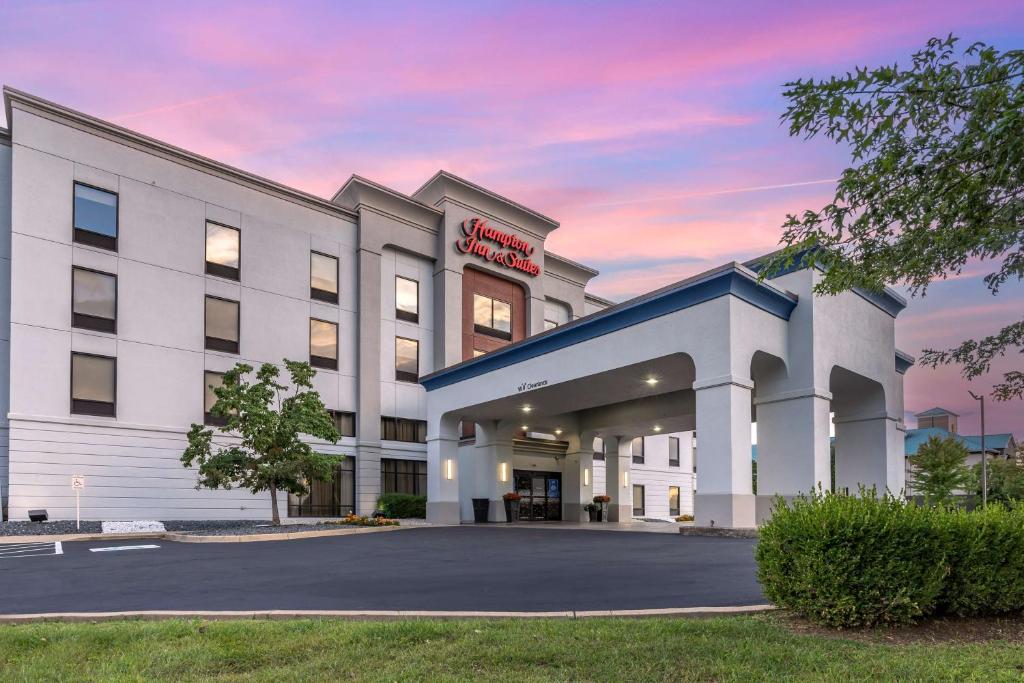 Hampton Inn & Suites Louisville East image