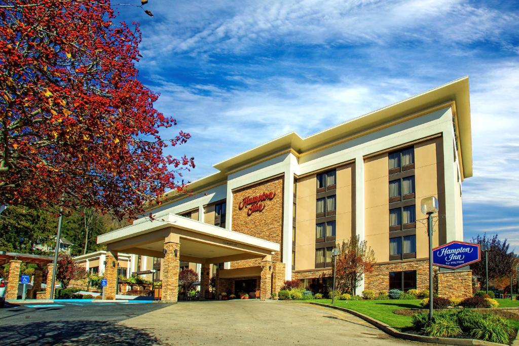 Hampton Inn Wheeling image