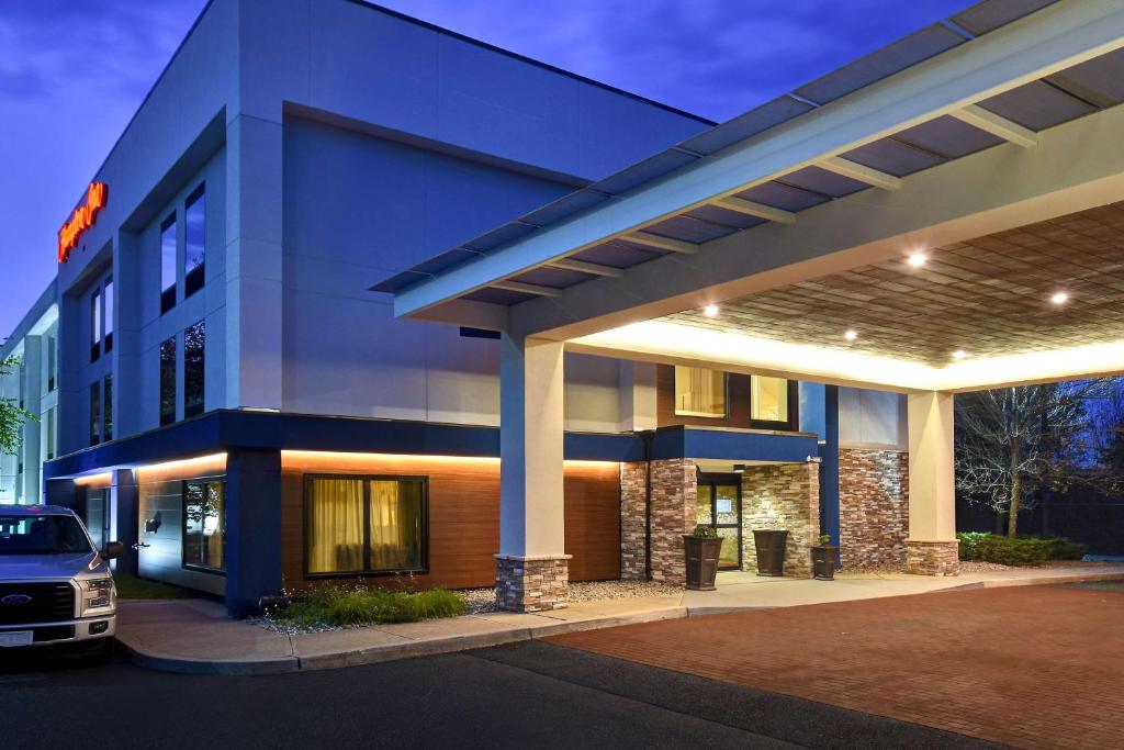 Hampton Inn White River Junction image