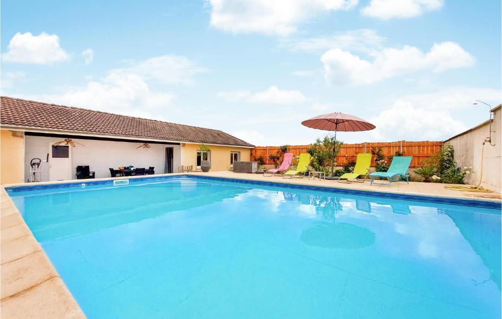 Nice Home In Vitry-en-charollais With Outdoor Swimming Pool, Wifi And Heated Swimming Pool