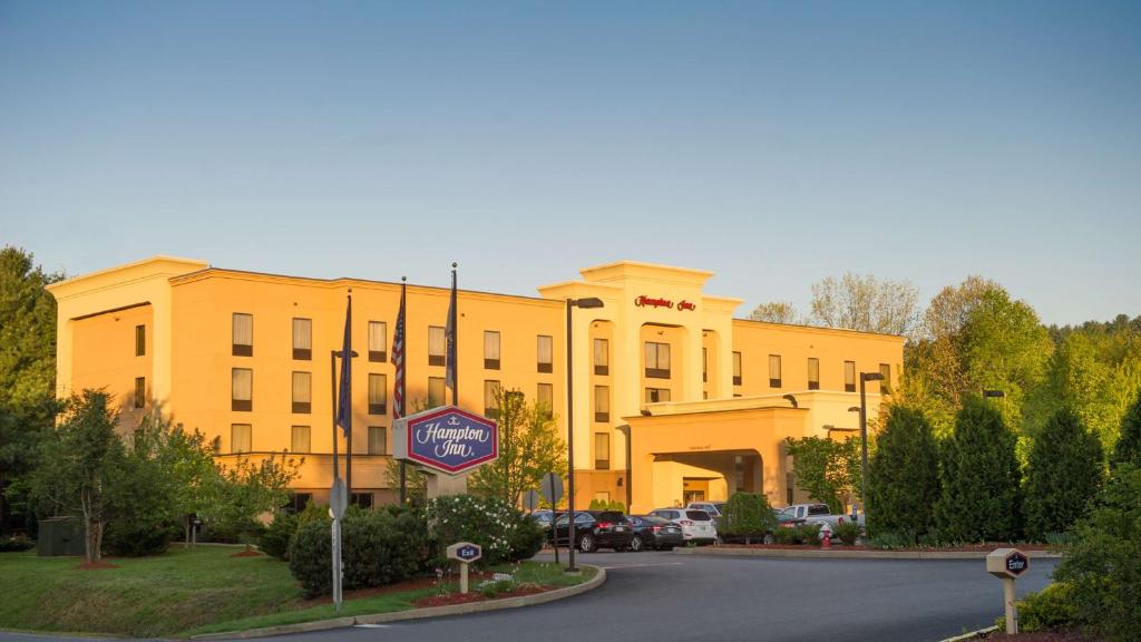 Hampton Inn Brattleboro image