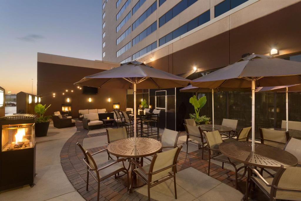 Hilton Chicago/Oak Brook Suites image