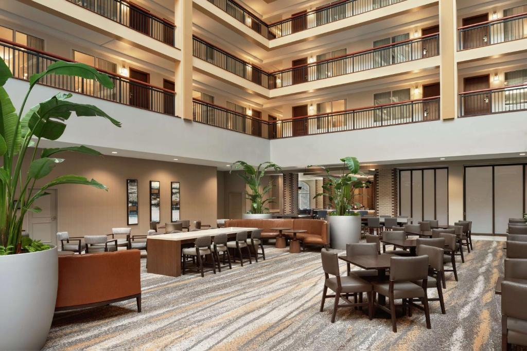 Embassy Suites by Hilton Cleveland Rockside photo 1