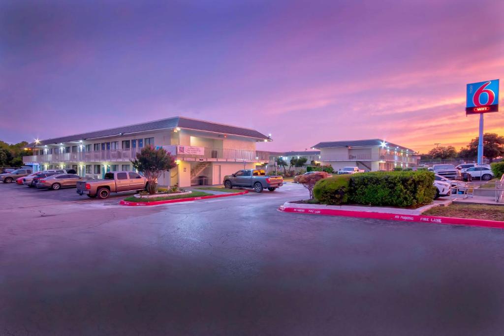 Motel 6-Austin, TX - North photo 2