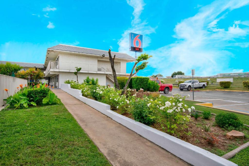 Motel 6-Austin, TX - North photo 1