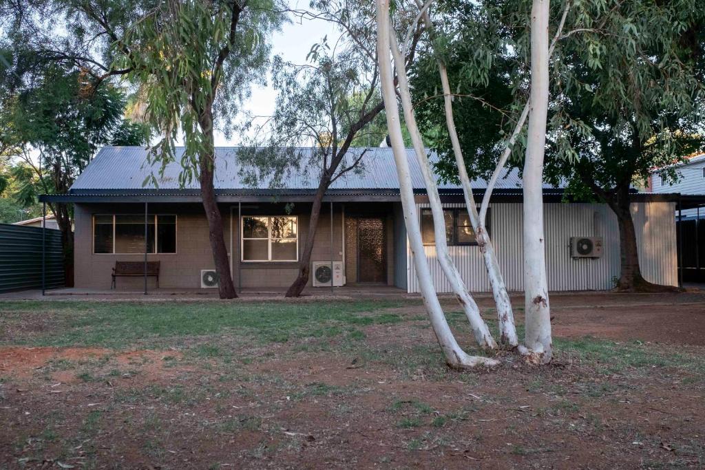 4 Bedrooms, 2 Bathrooms in Alice Springs photo 1