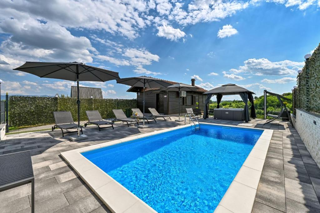 AquaHaven With Private Pool And Wellness - Happy Rentals photo 1