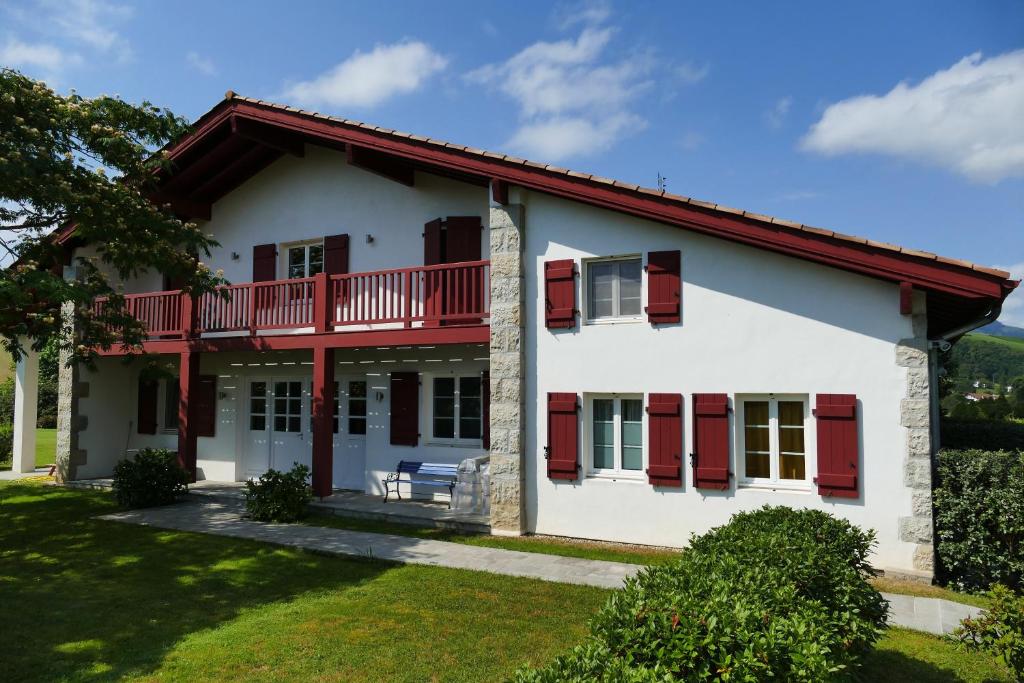 BaskoParadis I Eco-Gites I Calme I Vue I Ânes I Jardin I Montagne I Nature photo 1