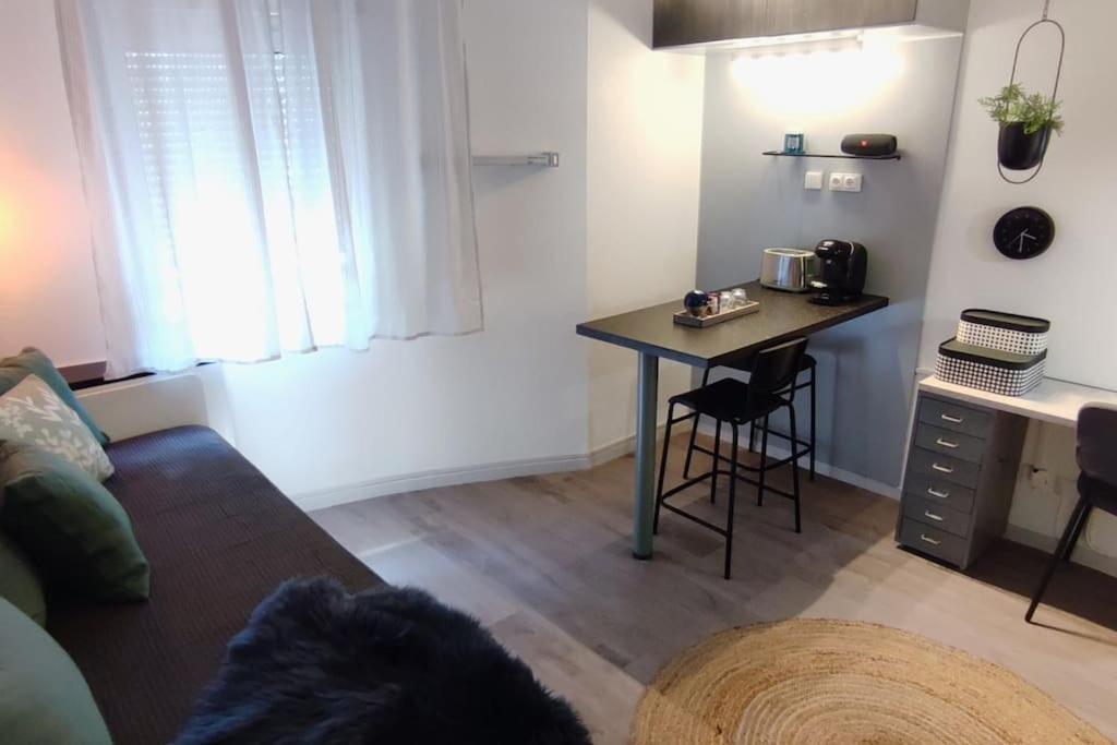 STUDCLUB studio climatisé confortable face tram parking