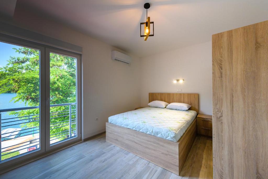 Lakeside Luxury Apartments photo 2
