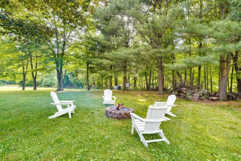 Howard Vacation Rental with Grill, Fire Pit and Yard! photo 2