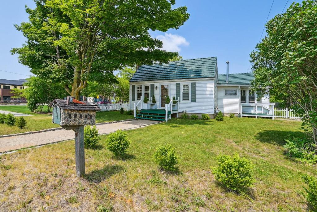 Boyne City Cottage Walk to Downtown and Lake! photo 1