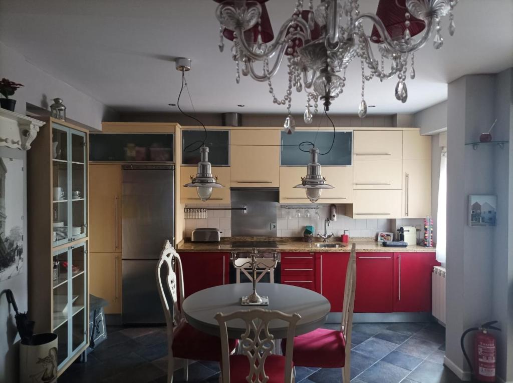 Apartamento San Quirce - céntrico y reformado- wifi y netflix photo 3